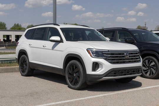 Volkswagen Atlas SE Family SUV display. VW offers the Atlas with a 2.0L TSI Turbocharged 4-Cylinder engine. MY:2026