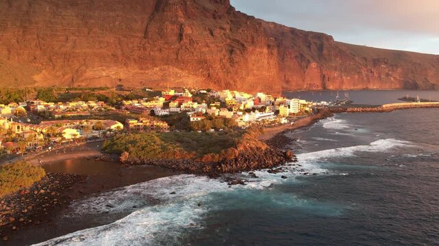 Der Ort Valle Gran Rey in malerischer Kulisse am Meer auf La Gomera