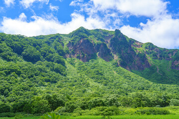Obraz premium 磐梯山の火山と新緑の稜線が美しい絶景 福島の百名山登山風景