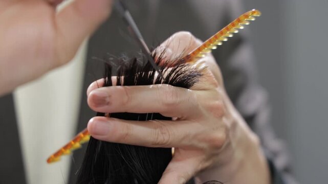 ヘアカットを行う日本の理容師