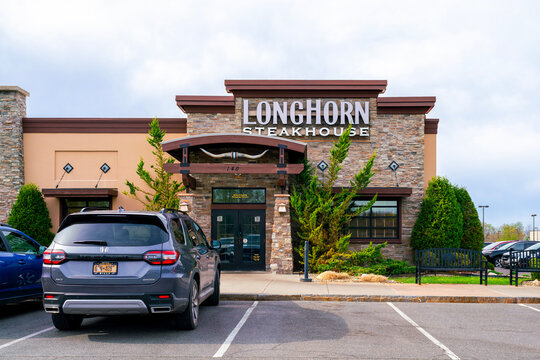 Camillus, NY - Apr 18, 2026: View of LongHorn Steakhouse restaurant at Township 5 Plaza. LongHorn Steakhouse, founded in 1981 and operated by Darden Restaurants, has more than 560 U.S. locations