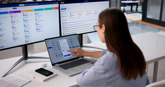 HR Manager Reviews Payroll Software Data
