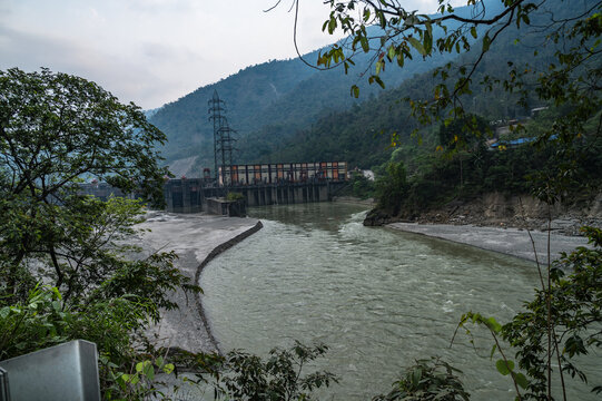The Teesta River, flowing through North Bengal near the Siliguri Corridor (Chicken's Neck), is a vital yet contentious transboundary river that has become a key geopolitical flashpoint. Flash floods.