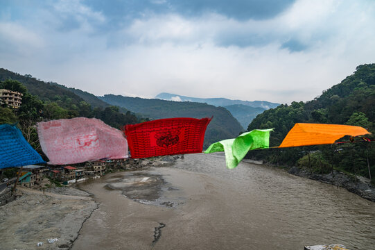 The Teesta River, flowing through North Bengal near the Siliguri Corridor (Chicken's Neck), is a vital yet contentious transboundary river that has become a key geopolitical flashpoint. Flash floods.