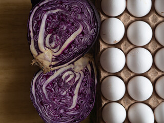Obraz premium White Eggs and Purple Cabbage Halves, Natural Easter Dyeing Flat Lay