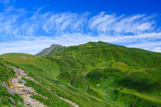 鳥海山の稜線を進む登山道と草原の絶景 出羽富士の山岳風景