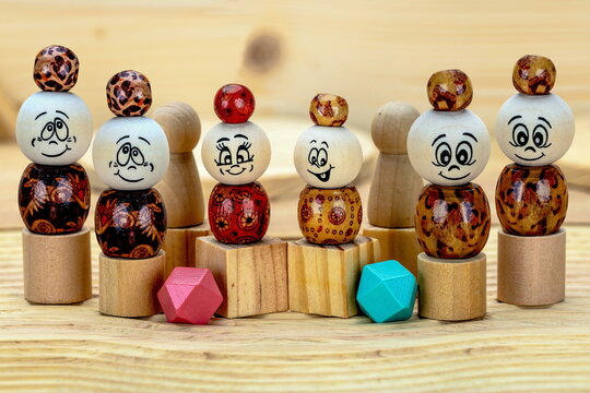 Oggetti di legno : personaggi di fantasia con faccine emoticon