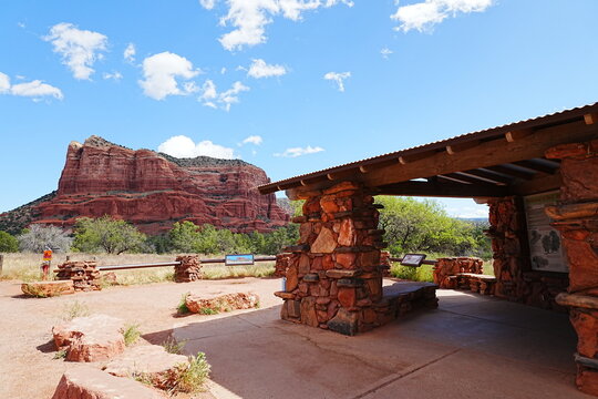 Scenic View of Courthouse Butte and Bell Rock in Sedona, Arizona, USA - 米国 アリゾナ州 セドナ 絶景 コートハウスビュートとベルロックの赤い岩山
