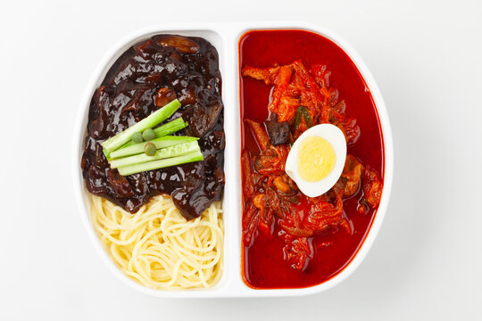  한 그릇을 반으로 나누어 짬뽕과 짜장면을 한쪽씩 담아 먹는 음식. 

A dish where a bowl is divided in half, with Jjamppong and Jjajangmyeon served on each side.
