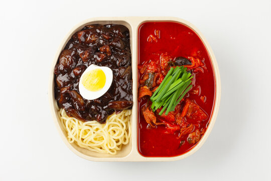  한 그릇을 반으로 나누어 짬뽕과 짜장면을 한쪽씩 담아 먹는 음식. 

A dish where a bowl is divided in half, with Jjamppong and Jjajangmyeon served on each side.
