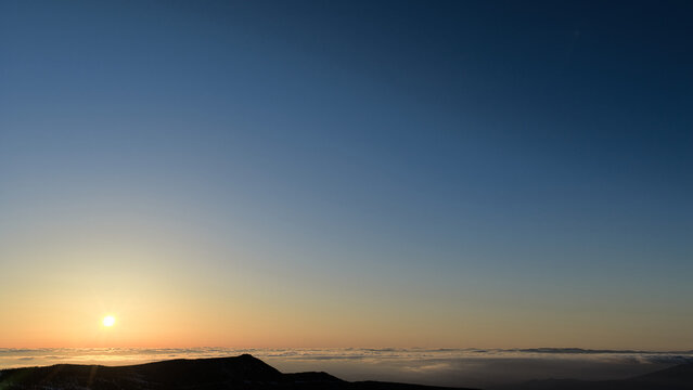 深い影を刻む鋭い朝陽と冬の深淵