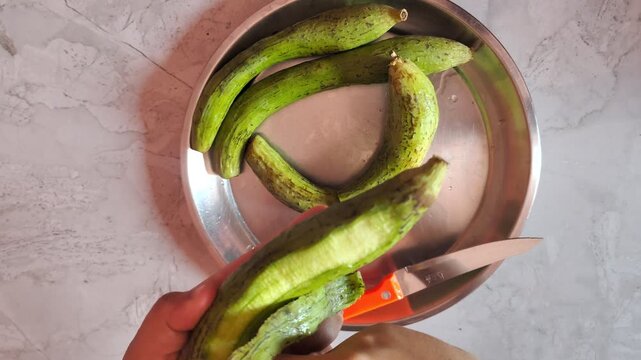 Peeling Sponge Gourd (Turai) with Precision 