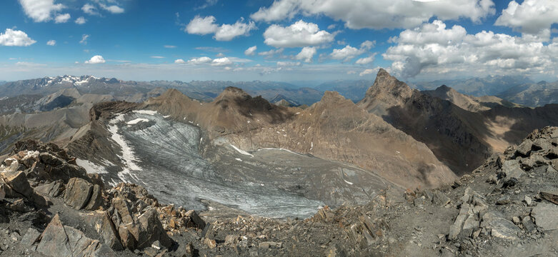 Randonn&eacute;e glaciaire &agrave; l' Aiguille du Gol&eacute;on en &eacute;t&eacute;, vue sur les Aiguilles d' Arves et de la Saussaz ,Hautes-Alpes , France