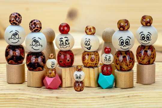 Oggetti di legno : personaggi di fantasia con faccine emoticon