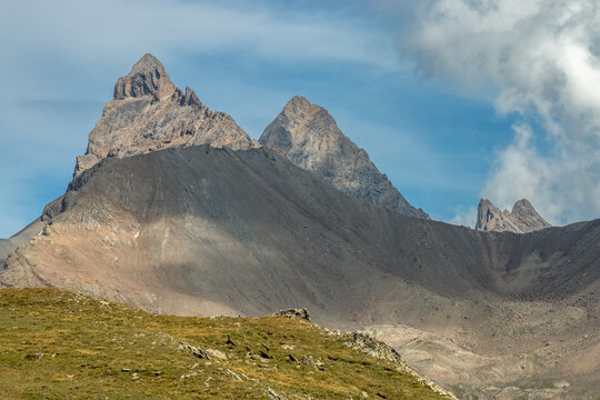 Randonn&eacute;e glaciaire &agrave; l' Aiguille du Gol&eacute;on en &eacute;t&eacute;, vue sur la Pointe Salvador et les Aiguilles d' Arves,Hautes-Alpes , France	