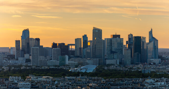 La nuit tombe sur le Quartier d'affaires de La D&eacute;fense en France