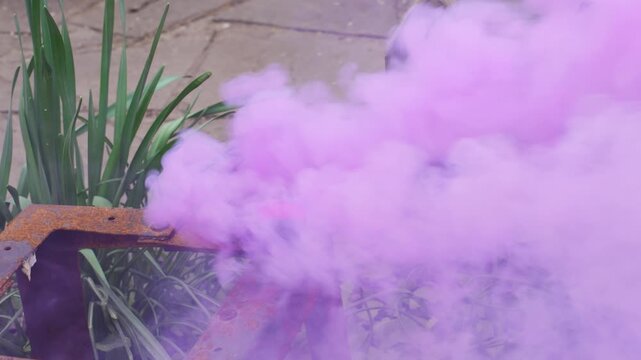 Creating purple smoke with a smoke grenade