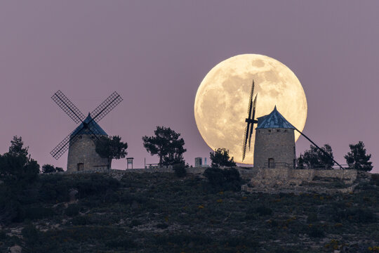 LUNA LLENA SOBRE LOS MOLINOS DE ALCUBLAS, EN LA PROVINCIA DE VALENCIA. COMUNIDAD VALENCIANA. ESPA&Ntilde;A. EUROPA