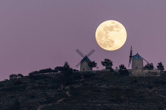 LUNA LLENA SOBRE LOS MOLINOS DE ALCUBLAS, EN LA PROVINCIA DE VALENCIA. COMUNIDAD VALENCIANA. ESPA&Ntilde;A. EUROPA