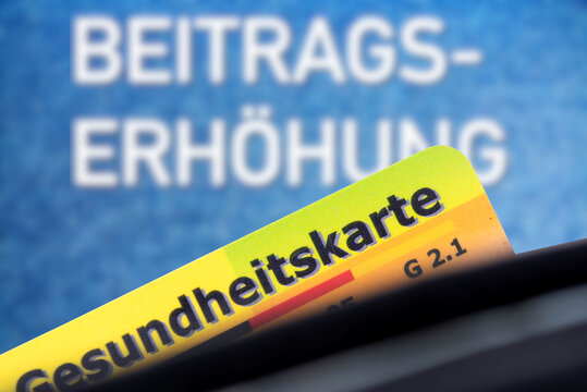 Gesundheitskarte einer Krankenkasse und Hinweis auf Beitragserh&ouml;hung