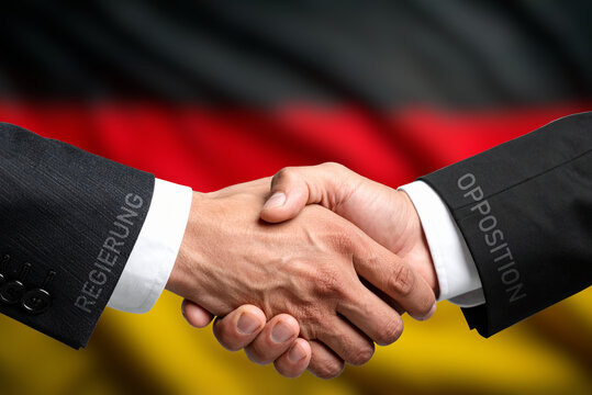 Deutsche Flagge und H&auml;ndedruck zwischen Regierung und Opposition
