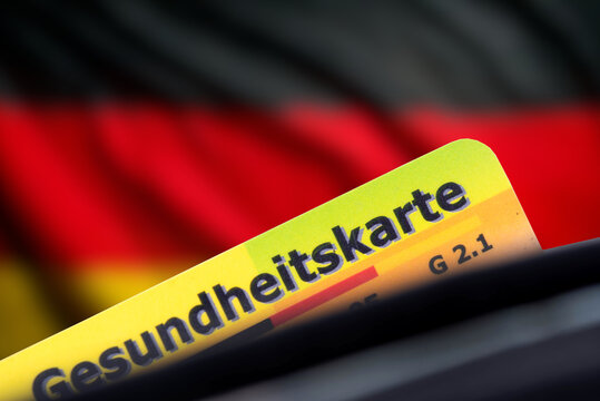 Flagge von Deutschland und Karte einer Krankenkasse