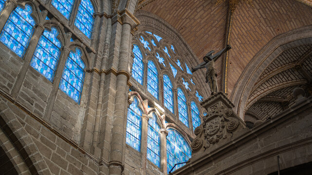 Detalle vidrieras de colores, grandes ventanas y arquitectura g&oacute;tica en el interior de la catedral de Avila, Espa&ntilde;a