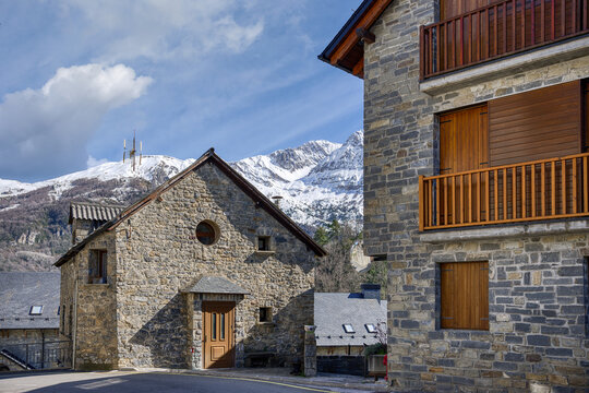 Tramacastilla de Tena is a Spanish town belonging to the municipality of Sallent de Gallego, in the Alto G&aacute;llego, province of Huesca, Aragon.