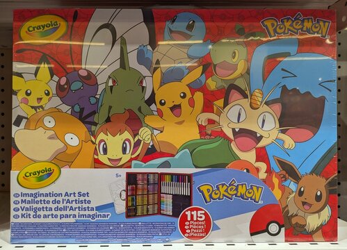 Caja con estuche de material de dibujo Pok&eacute;mon en estante de tienda Milbby en Madrid, Espa&ntilde;a, 20 de marzo de 2026