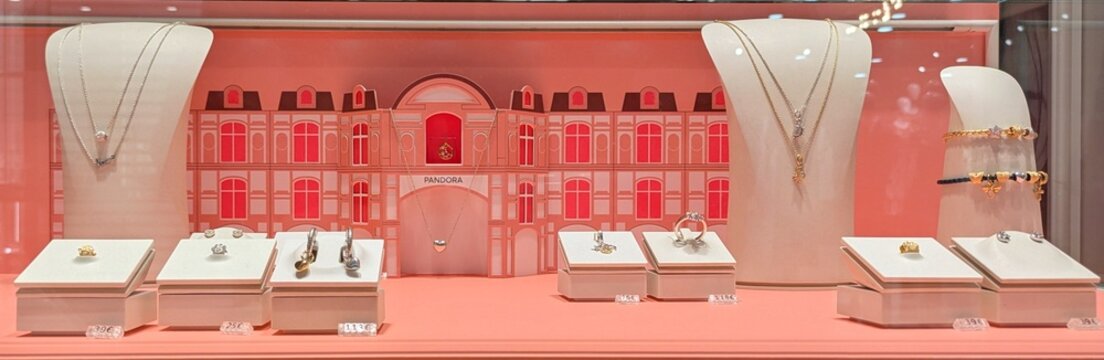 Expositor con joyas en escaparate de tienda Pandora, con fondo de fachada de edificio de cart&oacute;n, en Madrid, Espa&ntilde;a, 20 de marzo de 2026