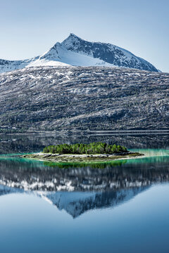 Wasserspiegelung am Efjord in Nordland in Norwegen