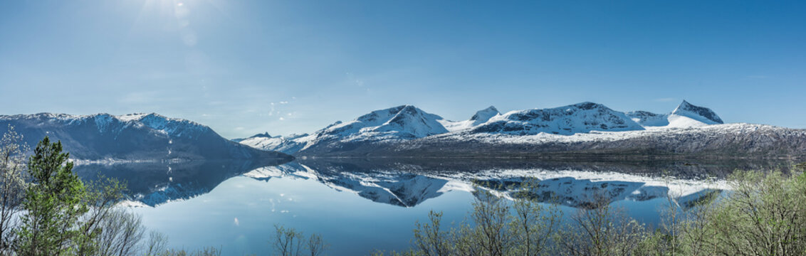 Wasserspiegelung am Efjord in Nordland in Norwegen