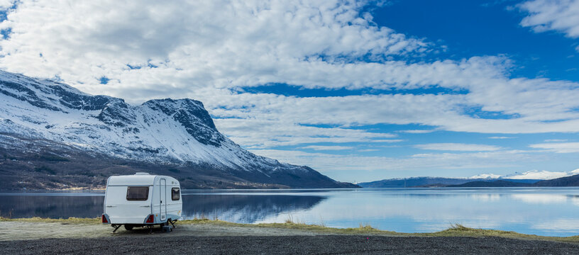 wohnwagen an einem Strand von Narvik &uuml;ber den Oforfjord