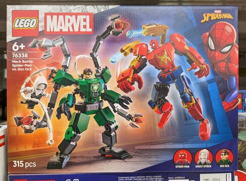 Caja Lego Marvel Mech Battle: Spider-Man vs Doc Ock en una tienda Carrefour, Madrid, Espa&ntilde;a, 19 de marzo de 2026