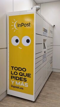Servicio locker de InPost. Punto de recogida con buzones con pantalla t&aacute;ctil instalado en supermercado Dia, Madrid, Espa&ntilde;a, 19 de marzo de 2026