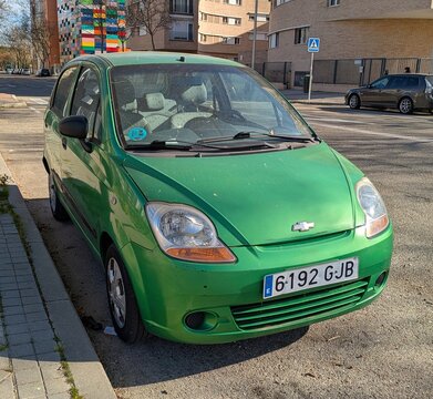 Vista frontal de un autom&oacute;vil Chevrolet Matiz aparcado en una calle de Madrid, Espa&ntilde;a, 19 de marzo de 2026