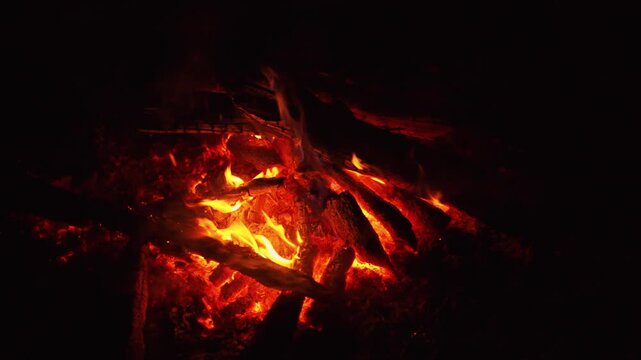 夜のキャンプで揺らめく焚き火と暖かな炎