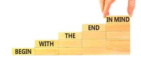 Obraz premium Begin with the end in mind symbol. Concept words Begin with the end in mind on beautiful wooden blocks. Beautiful white paper background. Business begin with the end in mind concept. Copy space.