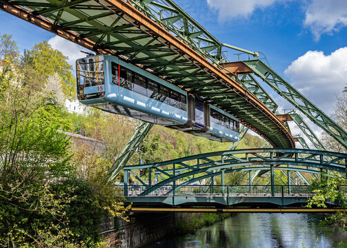 Wuppertal, Nordrhein-Westfalen, Deutschland - Wuppertaler Schwebebahn im April 2026