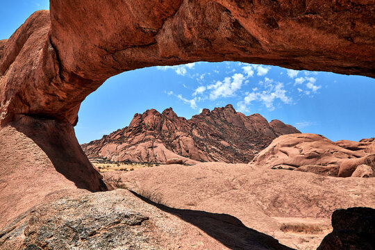 Spitzkoppe durch Rock Arch (Steinbr&uuml;cke), Namibia