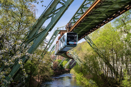Wuppertal, Nordrhein-Westfalen, Deutschland - Wuppertaler Schwebebahn im April 2026