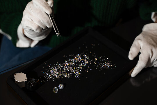 Diamond handling with tweezers allows accurate selection and evaluation of small stones.