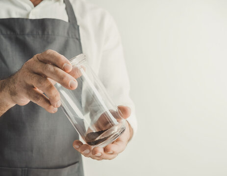 Kaffeeknappheit im Glas als Konzept f&uuml;r Krise und Konsum