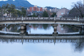 Fototapeta premium 川に反射する橋