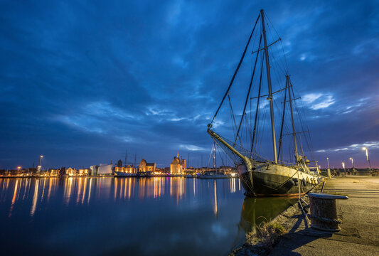 Segelschiff im Hafen von Stralsund zur Blauen Stunde am Abend