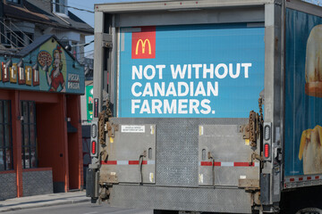 Naklejka premium McDonald's Canada delivery truck with logo and slogan (not without Canadian farmers) on Dupont St, Toronto