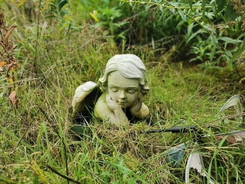 Engelsfigur im gr&uuml;nen Garten