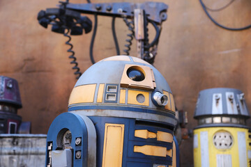 Naklejka premium Close-up of Star Wars droids with copy space background