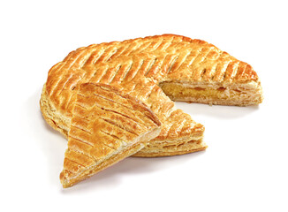 Galette des rois (Ciasto Trzech Króli) - tradycyjny francuski wypiek z ciasta francuskiego z kremem migdałowym na białym tle © Blue Pixel