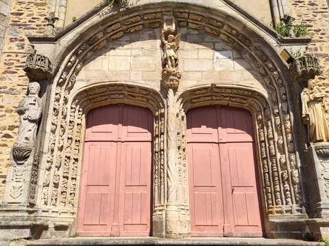 Portail class&eacute; de l'&eacute;glise St Pierre de Mauron